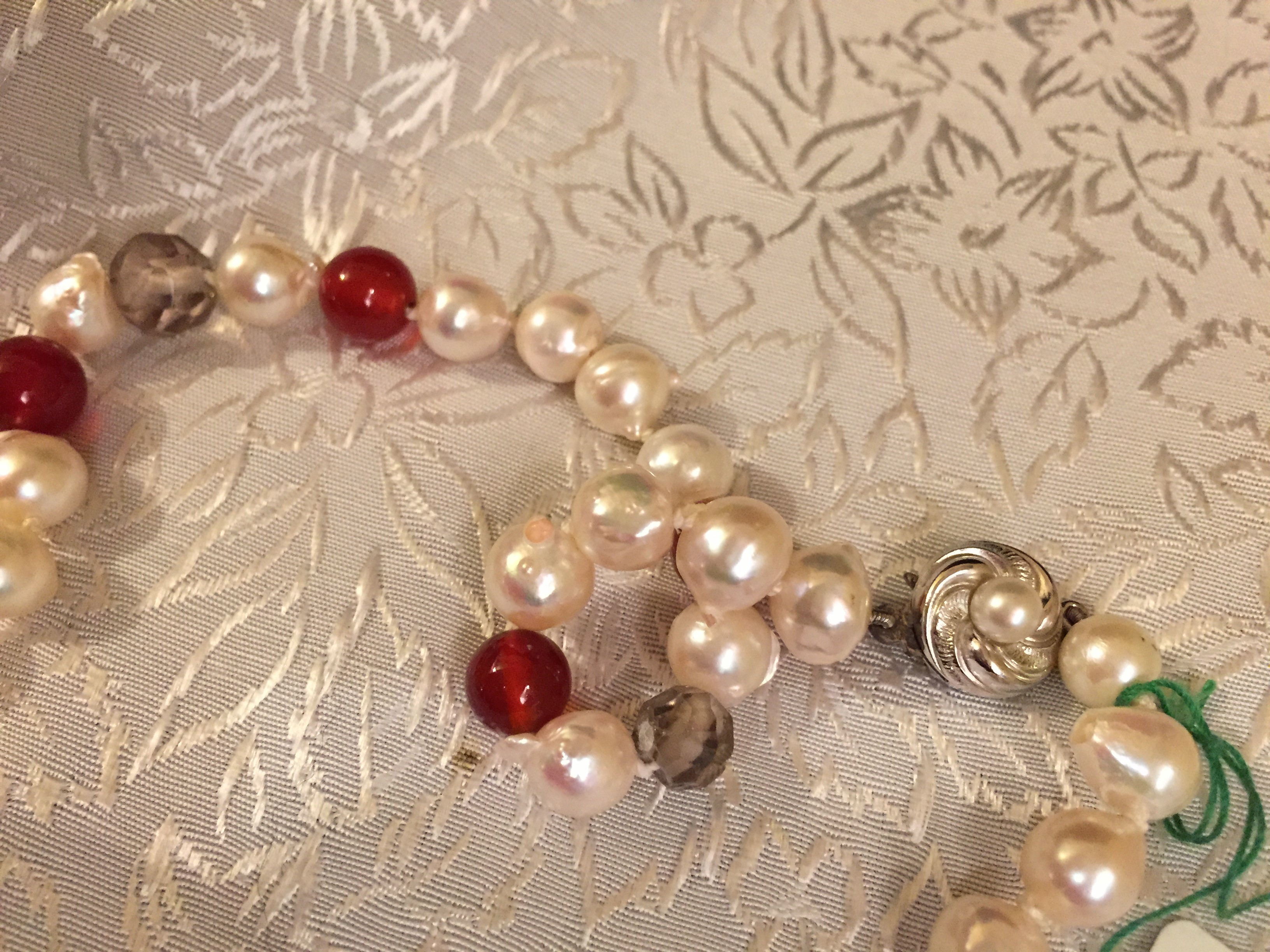 Halsband med äkta odlade pärlor,karneoler och röktopas. - 3