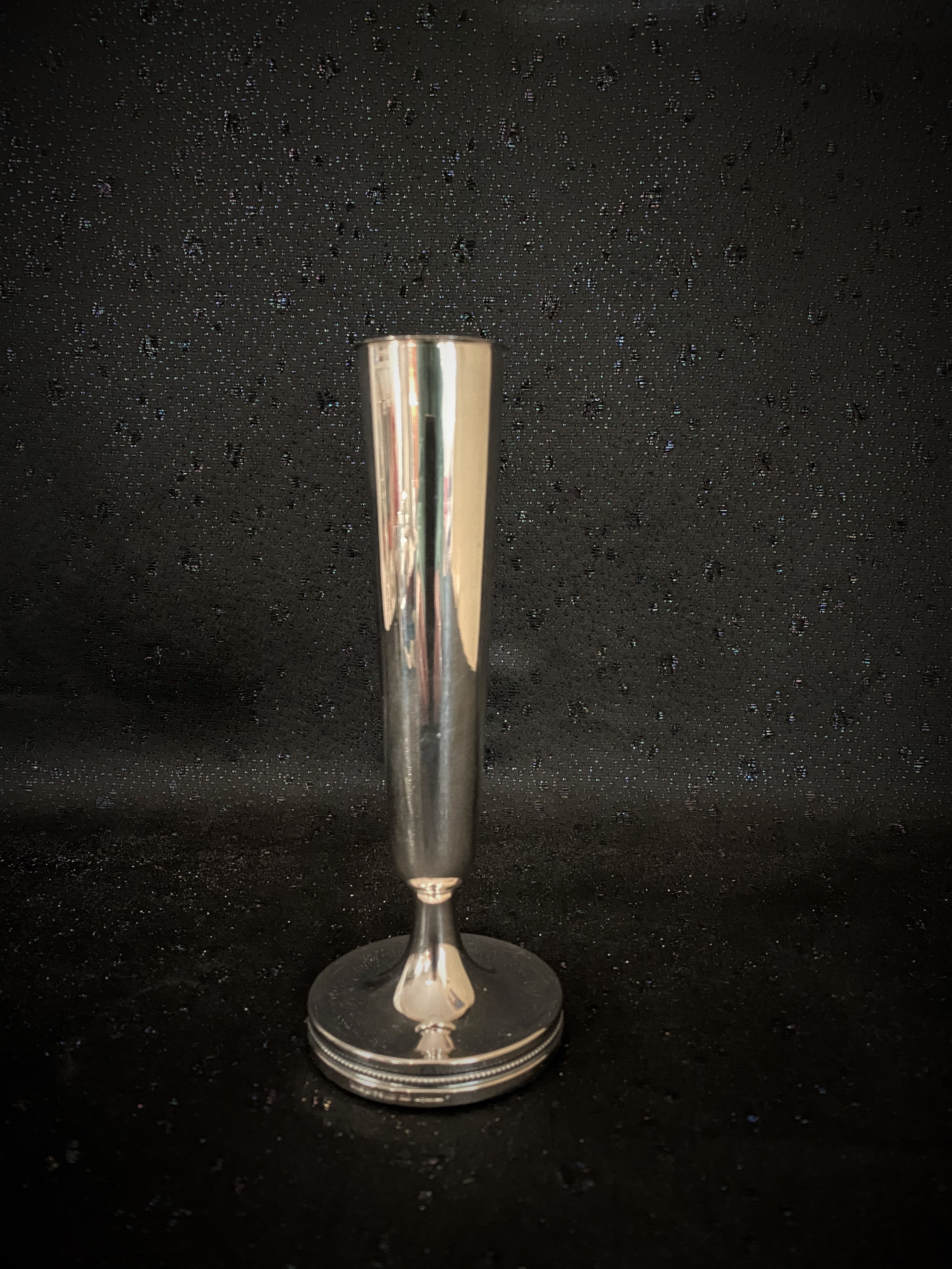 Vas  i Äkta silver. Markströms Uppsala. Design  Löfman.Ny, oanvänd från 1980
