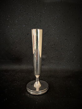 Vas  i Äkta silver. Markströms Uppsala. Design  Löfman.Ny, oanvänd från 1980