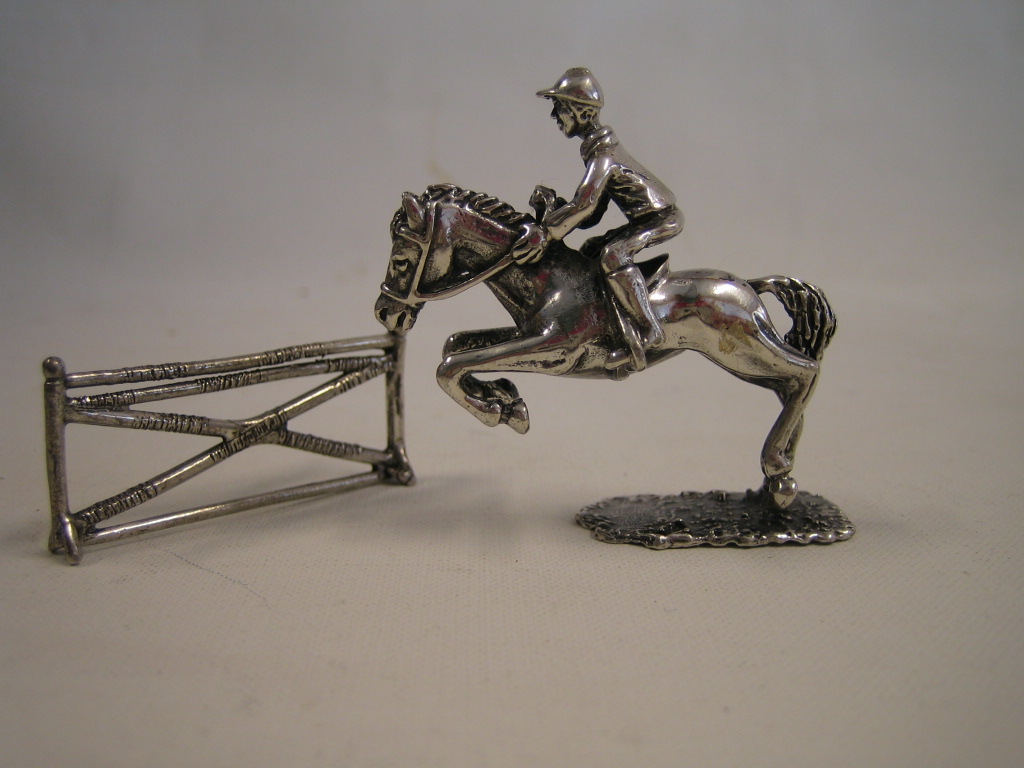 Häst med ryttare och hinder i sterling silver.