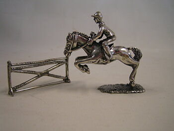 Häst med ryttare och hinder i sterling silver.