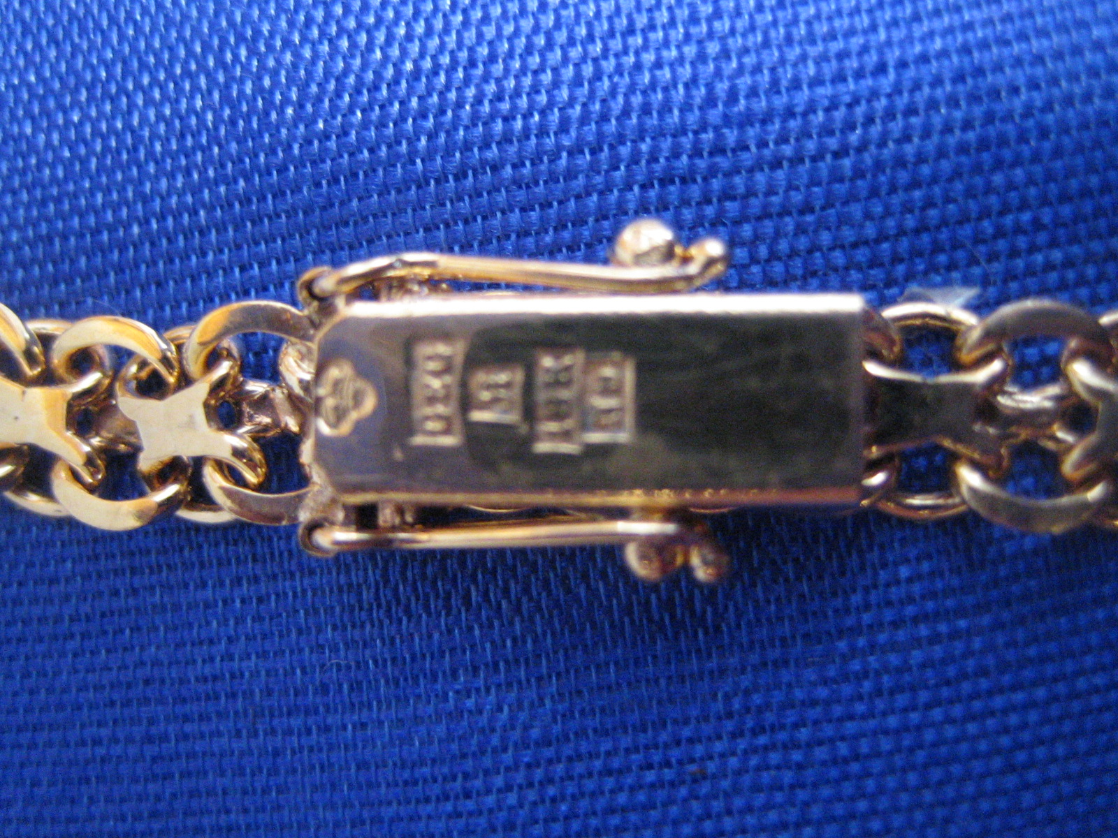 Armband i 18 K guld . Design X-länk. - 2