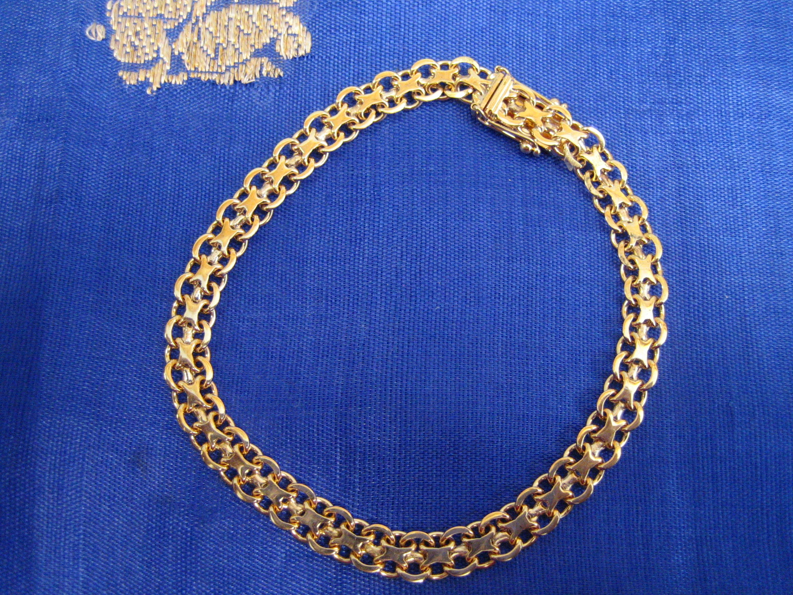 Armband i 18 K guld . Design X-länk.