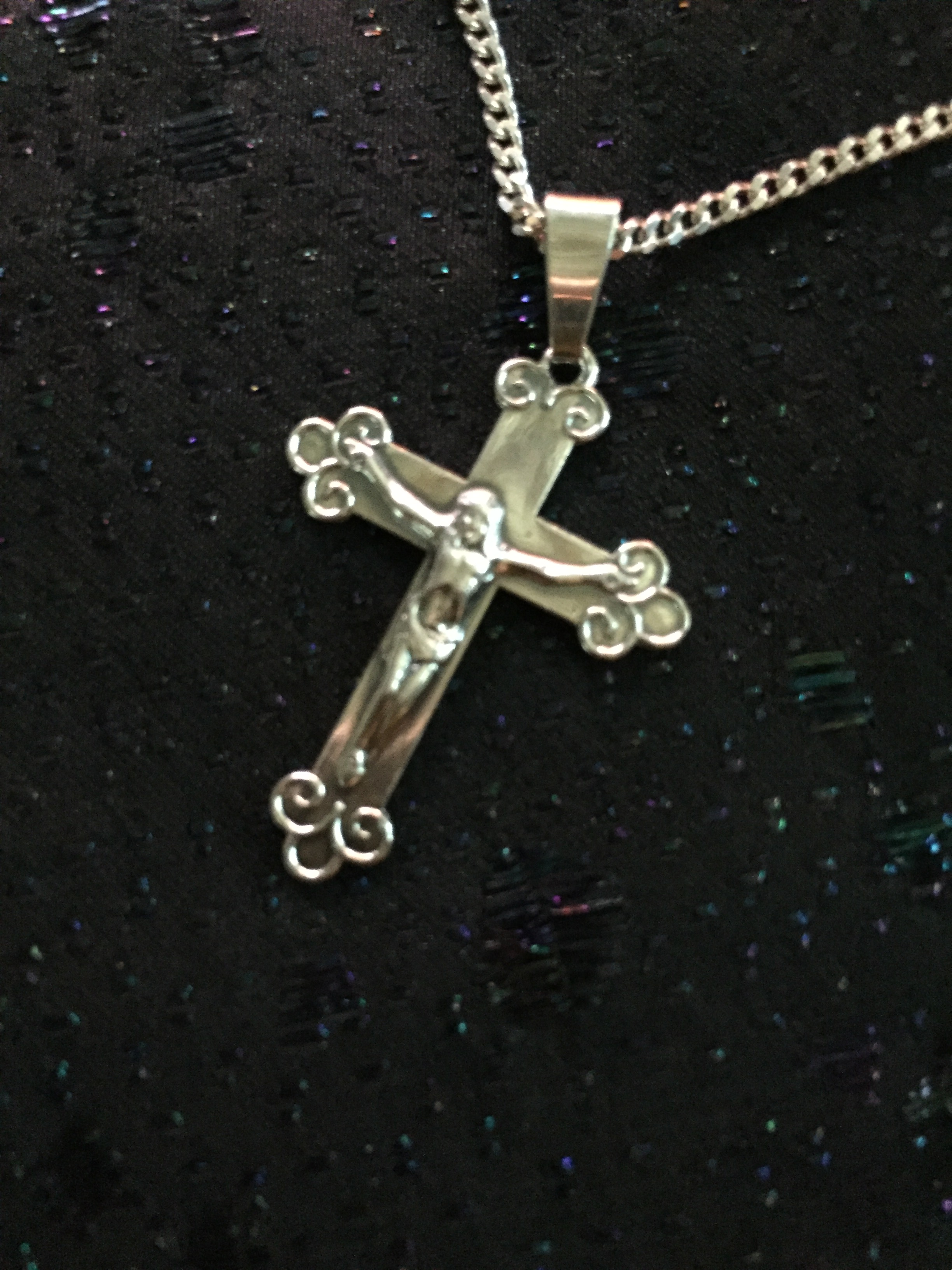 Kors i silver med Kristusbild.