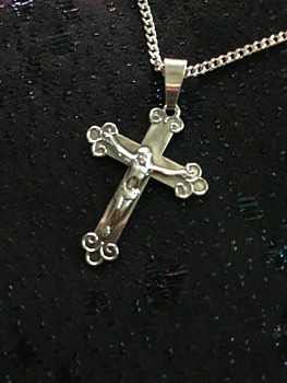 Kors i silver med Kristusbild.