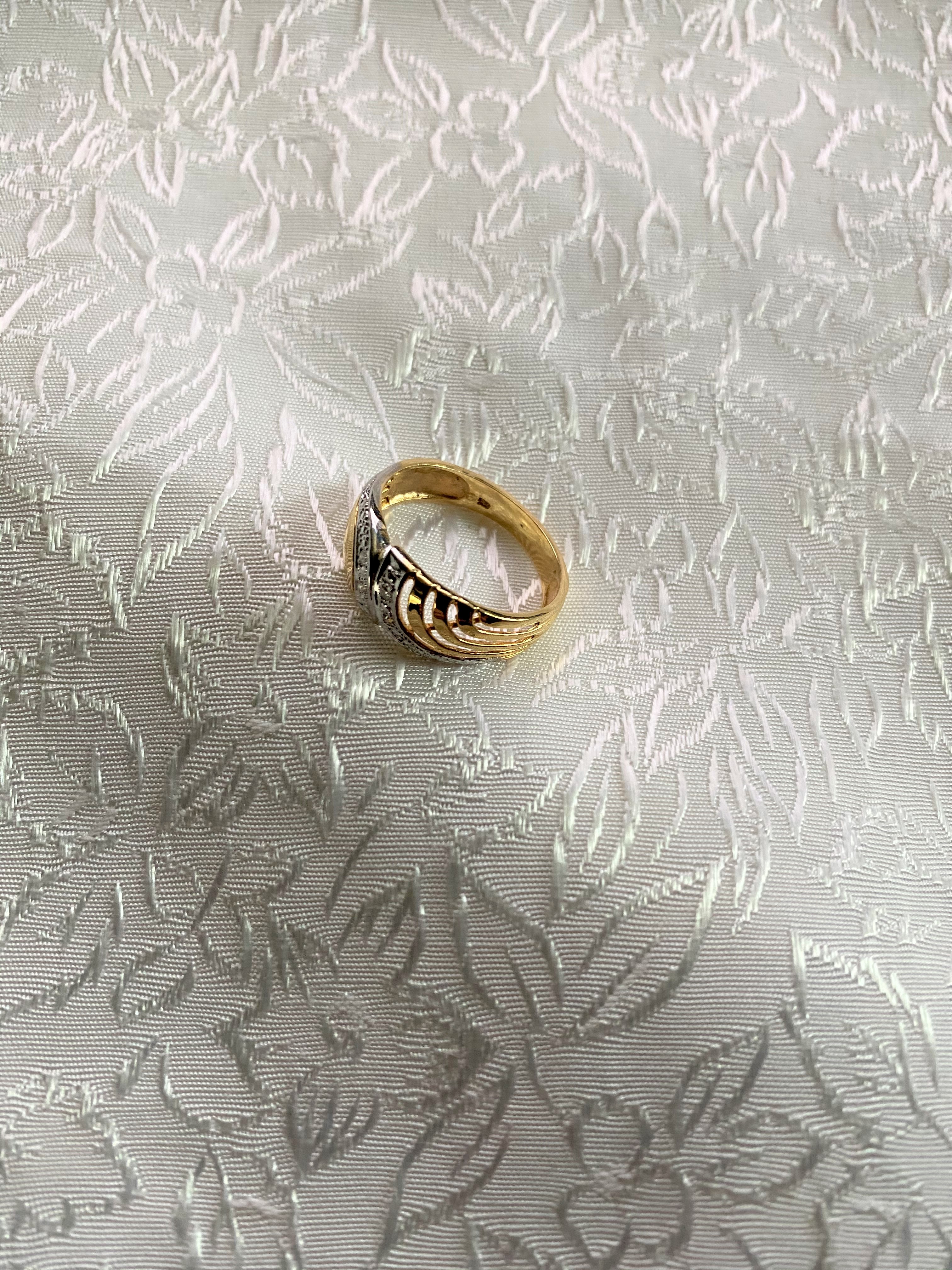 Guldring  18 karat med fyra briljanter .St 17.