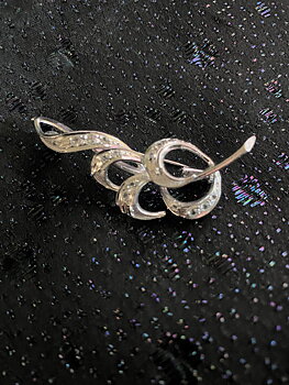  Silverbrosch  med spineller. Rodinerat silver. 