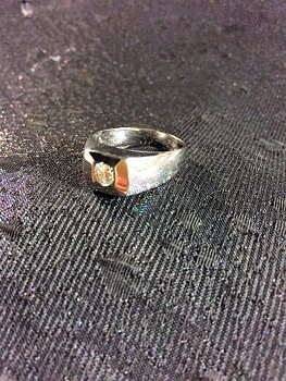 Klackring i 18 karat vitguld med briljant 0,34 carat