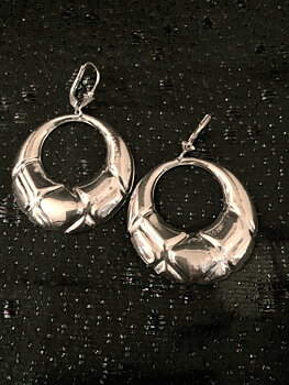  Örhängen i äkta silver   Stämplade med svenska stämplar,925 sterling silver.  Diameter : 35mm 