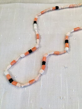 Halsband med koraller,onyx mm. Handsnidade tulpanermm.74cm.-70tal.Unikt!