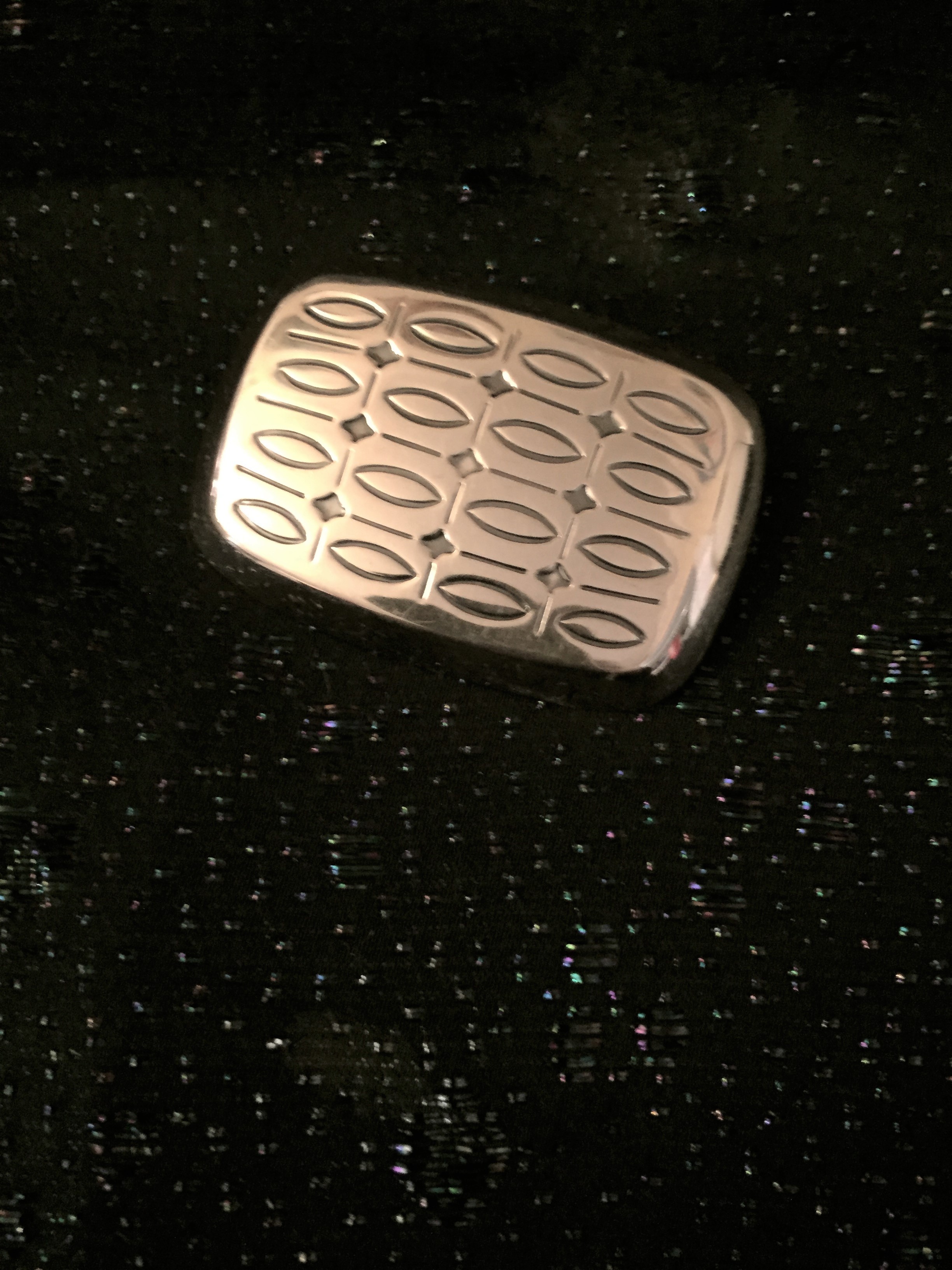 Silverbrosch med oxiderat mönster