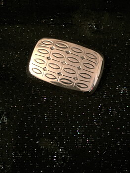 Silverbrosch med oxiderat mönster