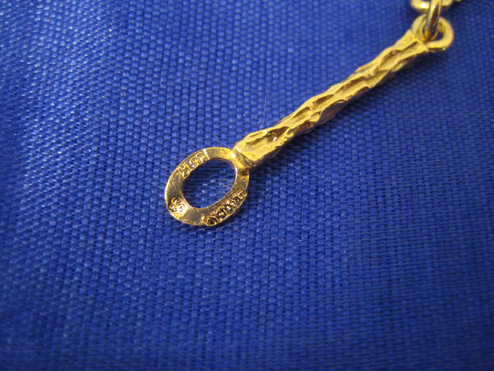 Armband i 18 karat guld.Stavar med rågulds yta. - 2