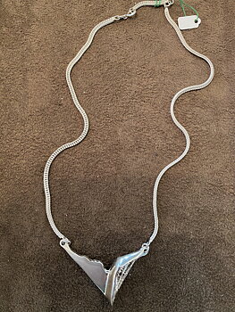 Halsband med hänge i äkta silver. Design aha  Artform Hans Helmer Atelier, Hägersten  Längd: 45 cm