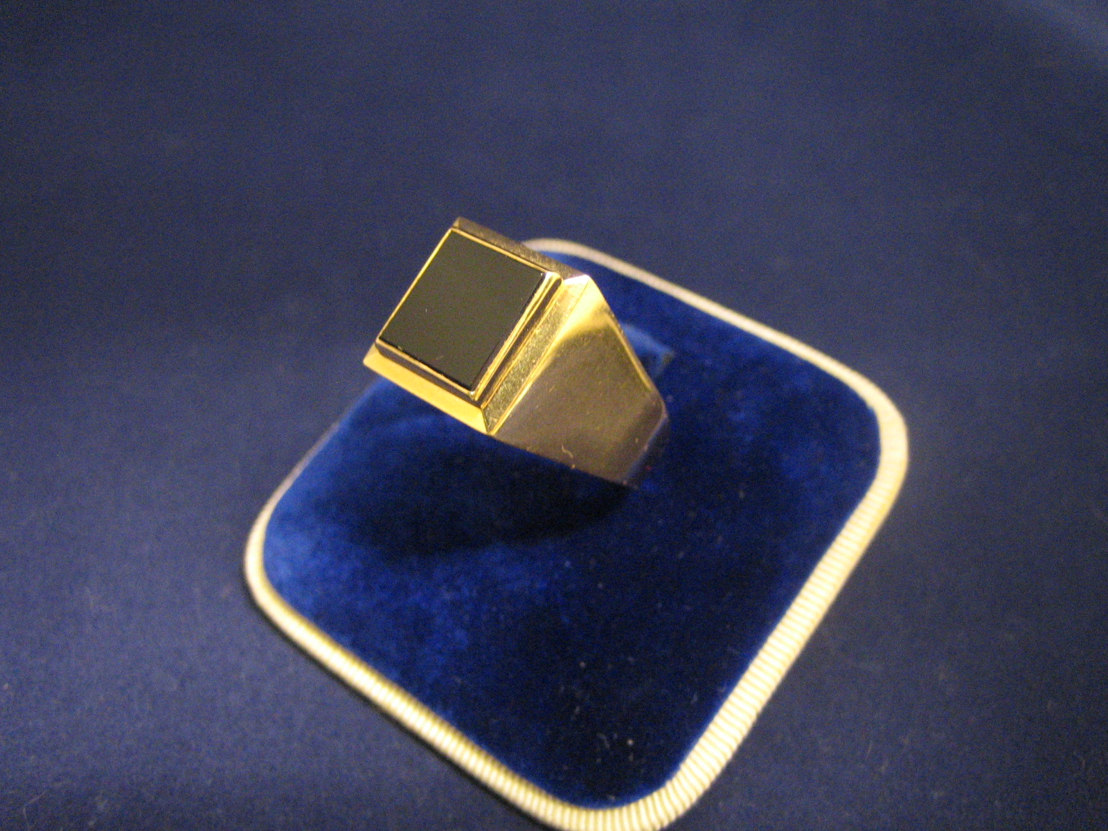 Herrklackring i 18 karat guld men svart onyxsten.Kraftig modell.