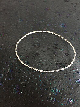 Armring i äkta silver med vridet mönster. 1980talet
