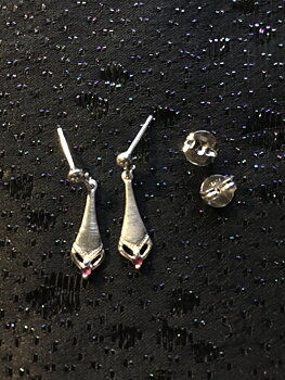  Örhängen i äkta silver. Röd sten-Granat.  Stämplade med svenska stämplar,925 sterling silve