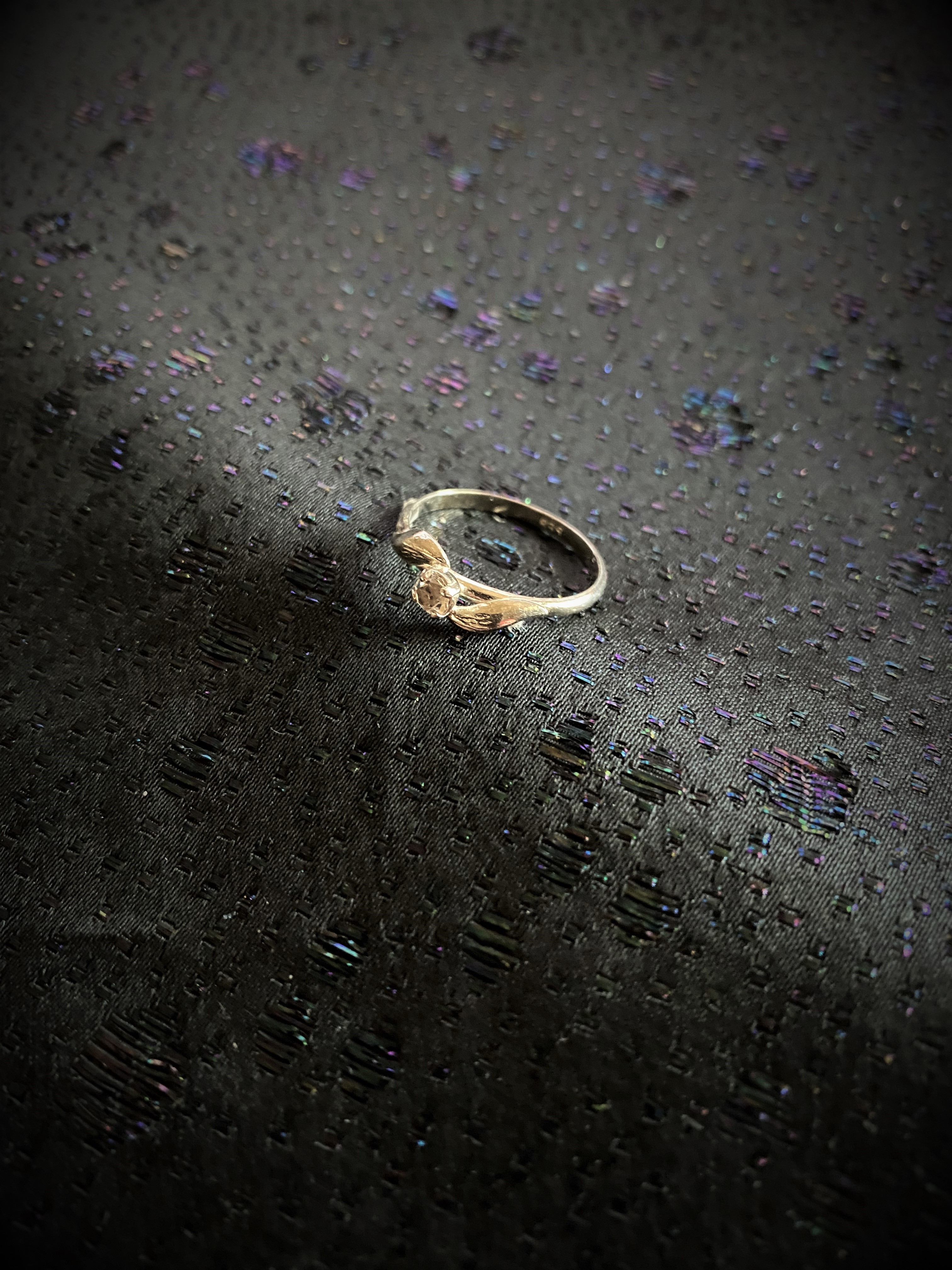 Ring  i äkta silver med vit safir.  Storlek: 18. 1970talet - 2