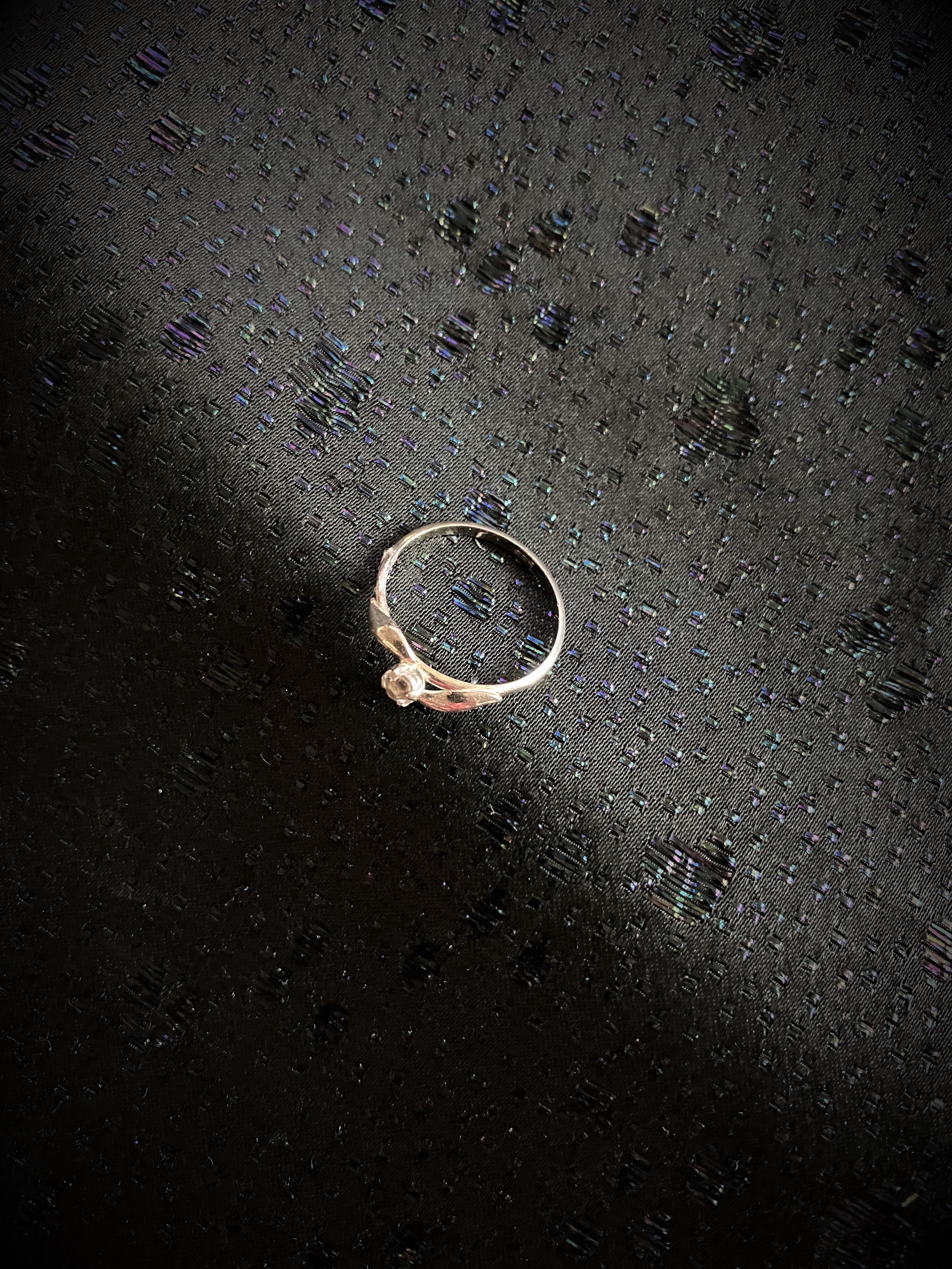 Ring  i äkta silver med vit safir.  Storlek: 18. 1970talet