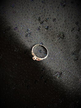 Ring  i äkta silver med vit safir.  Storlek: 18. 1970talet