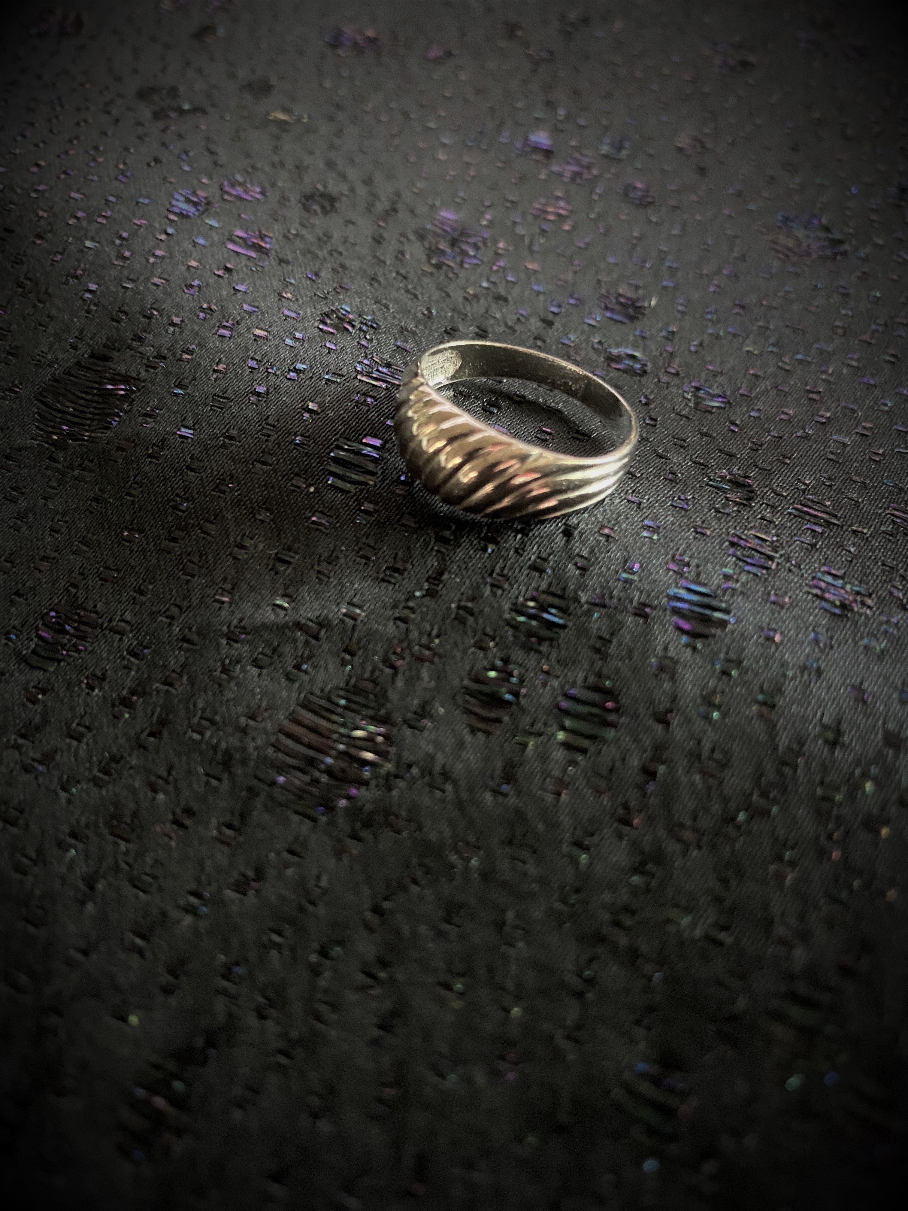  Ring i äkta silver med randigt mönster  Sterling silver.  Tydliga svenska stämplar. Kattfot och S.  Storlek: 17mm   