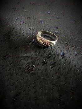 Ring i äkta silver med randigt mönster  Sterling silver.  Tydliga svenska stämplar. Kattfot och S.  Storlek: 17,5 mm   