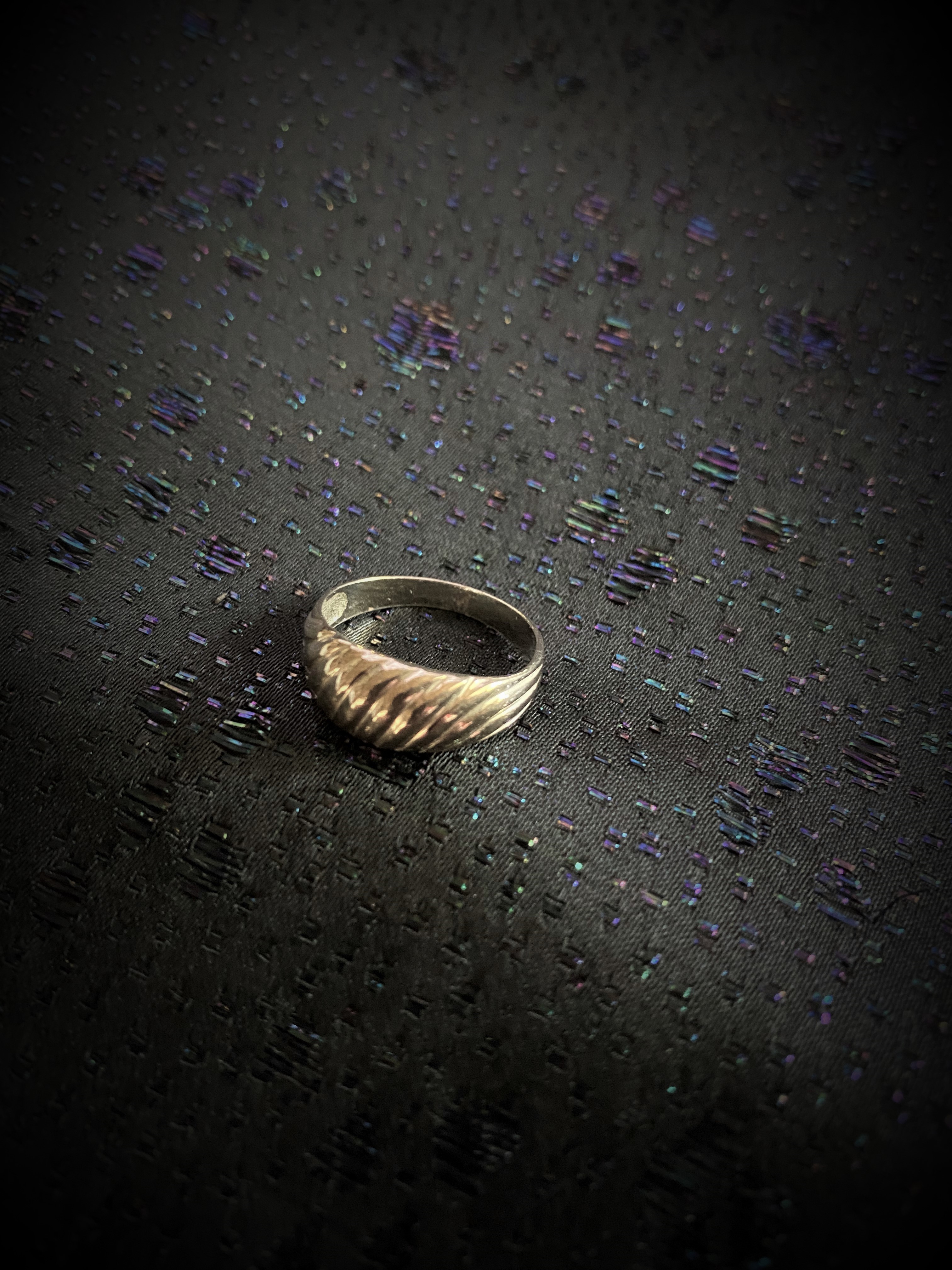 Ring i äkta silver med randigt mönster  Sterling silver.  Tydliga svenska stämplar. Kattfot och S.  Storlek: 17,5 mm    - 2