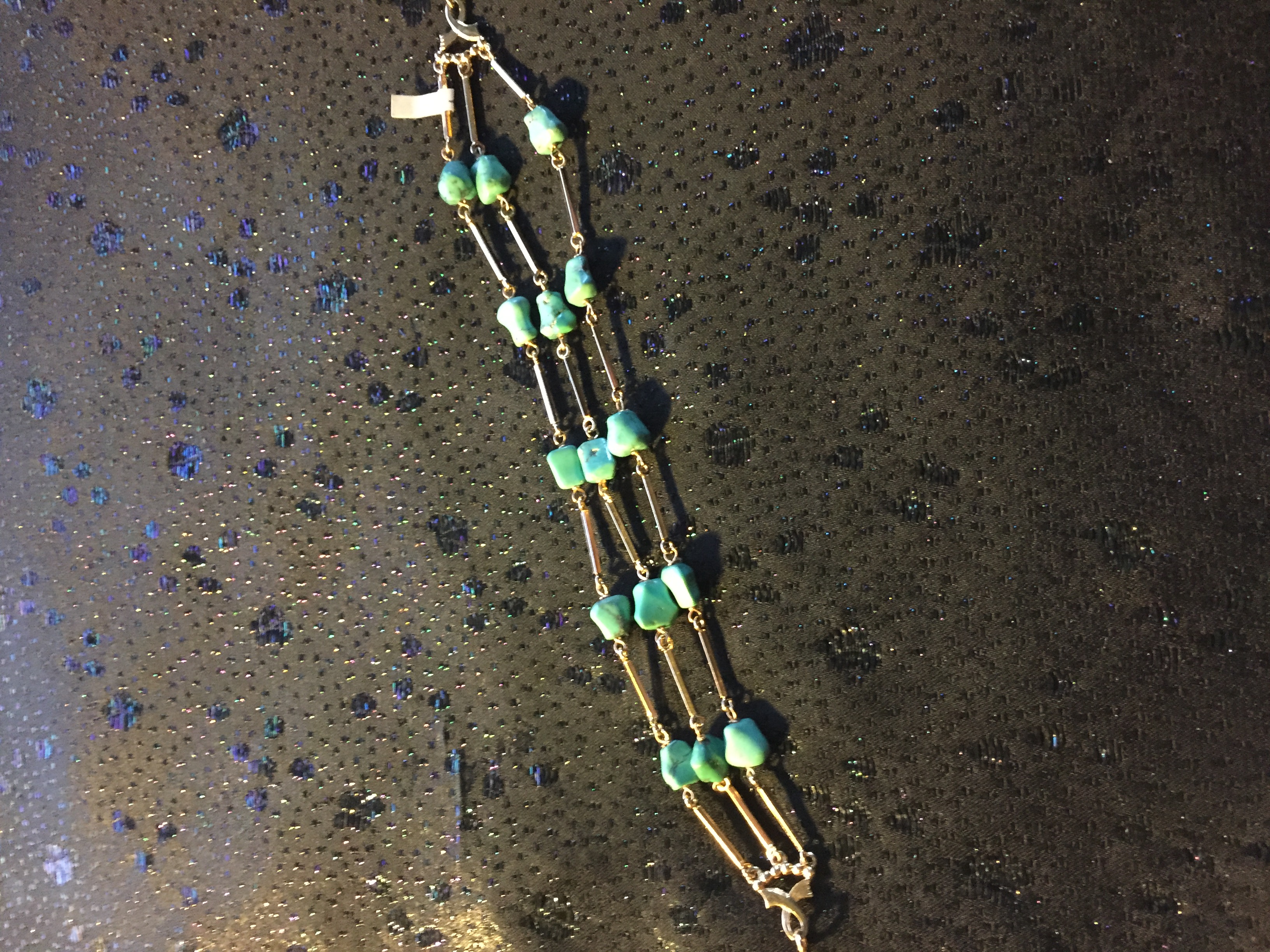 Armband i 18 K guld.Treradigt med äkta turkoser.