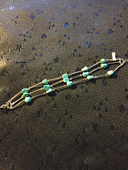 Armband i 18 K guld.Treradigt med äkta turkoser.