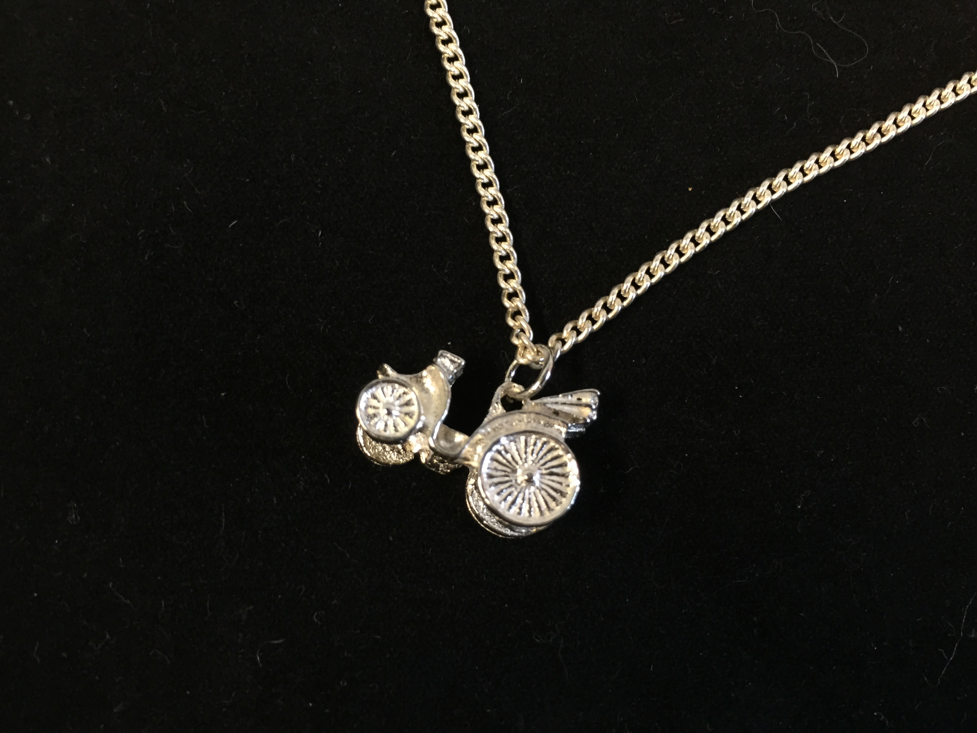 Veteranbil, bil i äkta silver från-60talet.  Storlek: 20X15mm.  - 2