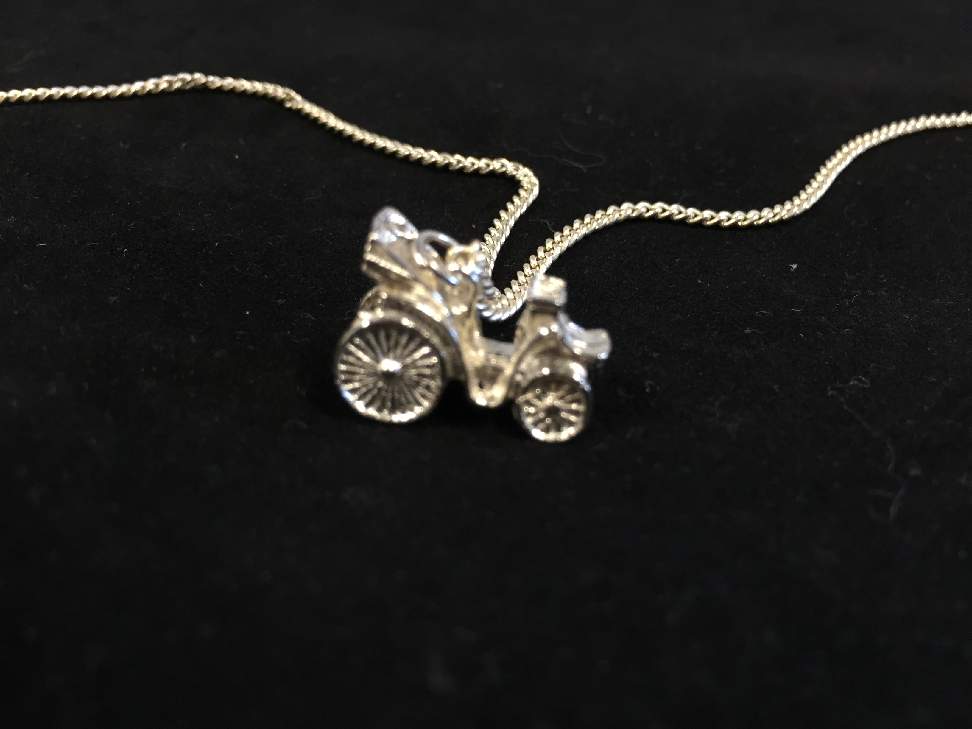 Veteranbil, bil i äkta silver från-60talet.  Storlek: 20X15mm. 