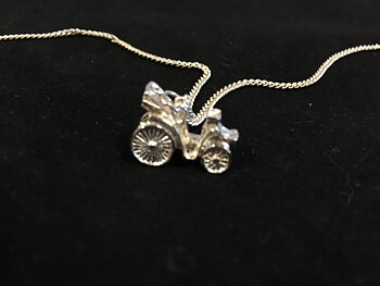 Veteranbil, bil i äkta silver från-60talet.  Storlek: 20X15mm. 