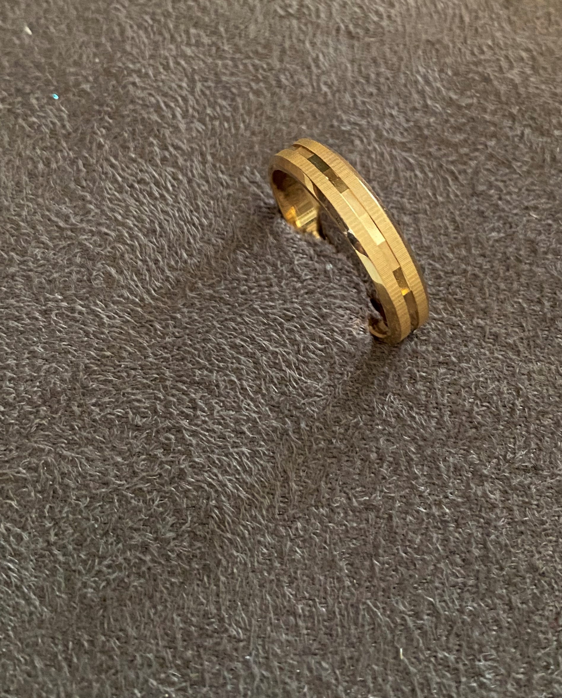 Ring i 18 karat guld med vackert mönster. St 17,5. 1971
