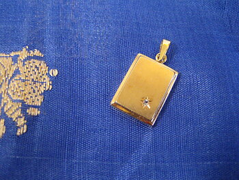 Hängsmycke i 18 K guld.Platta med vit safir. 