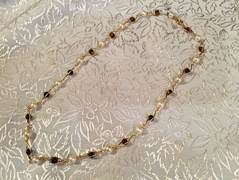 Halsband.18karat guld med odlade pärlor och äkta tigeröga. -50talet.39cm.