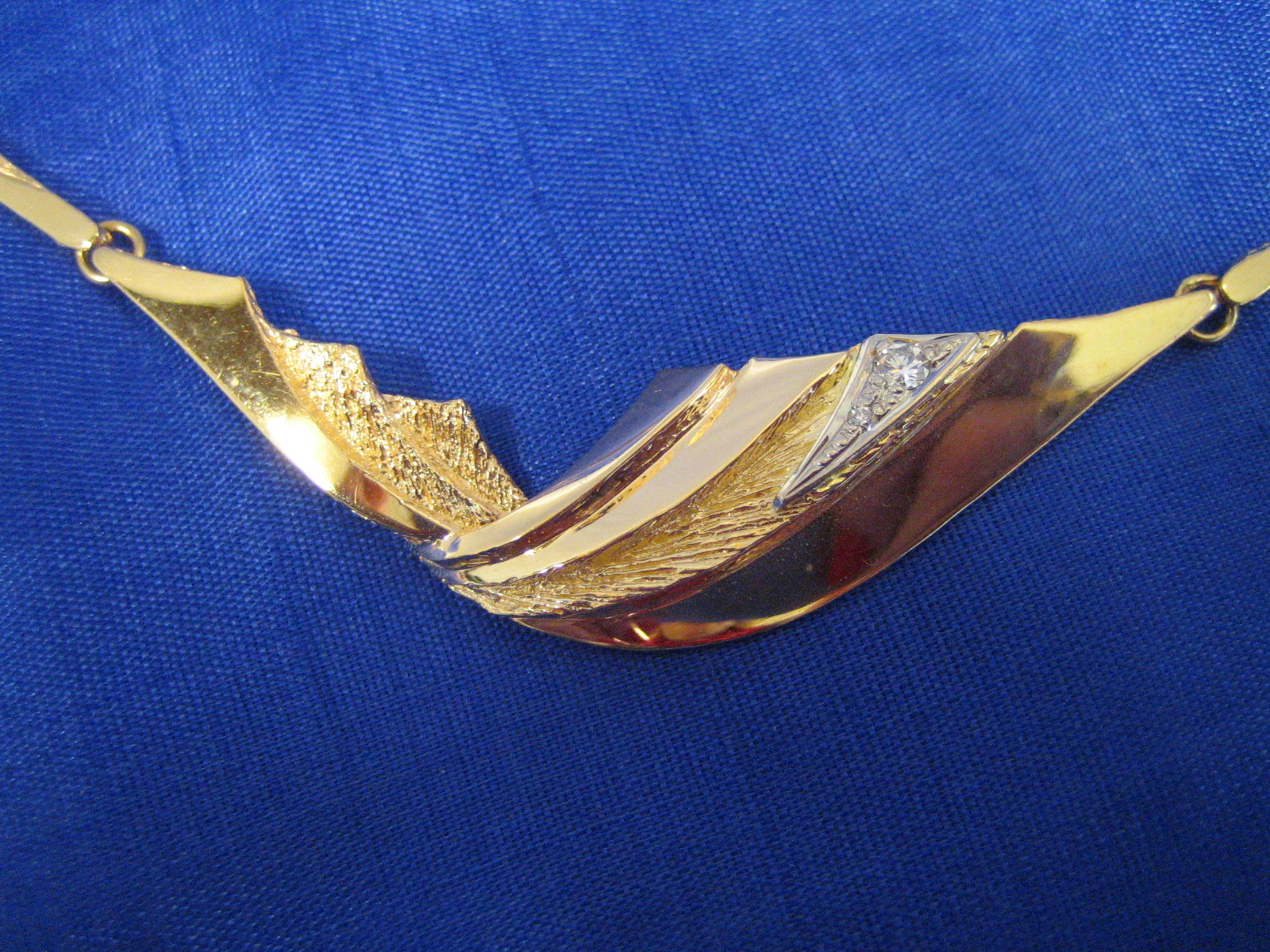 Halsband i 18K guld och briljanter. Svenskt Guldsmide Stockholm - 2