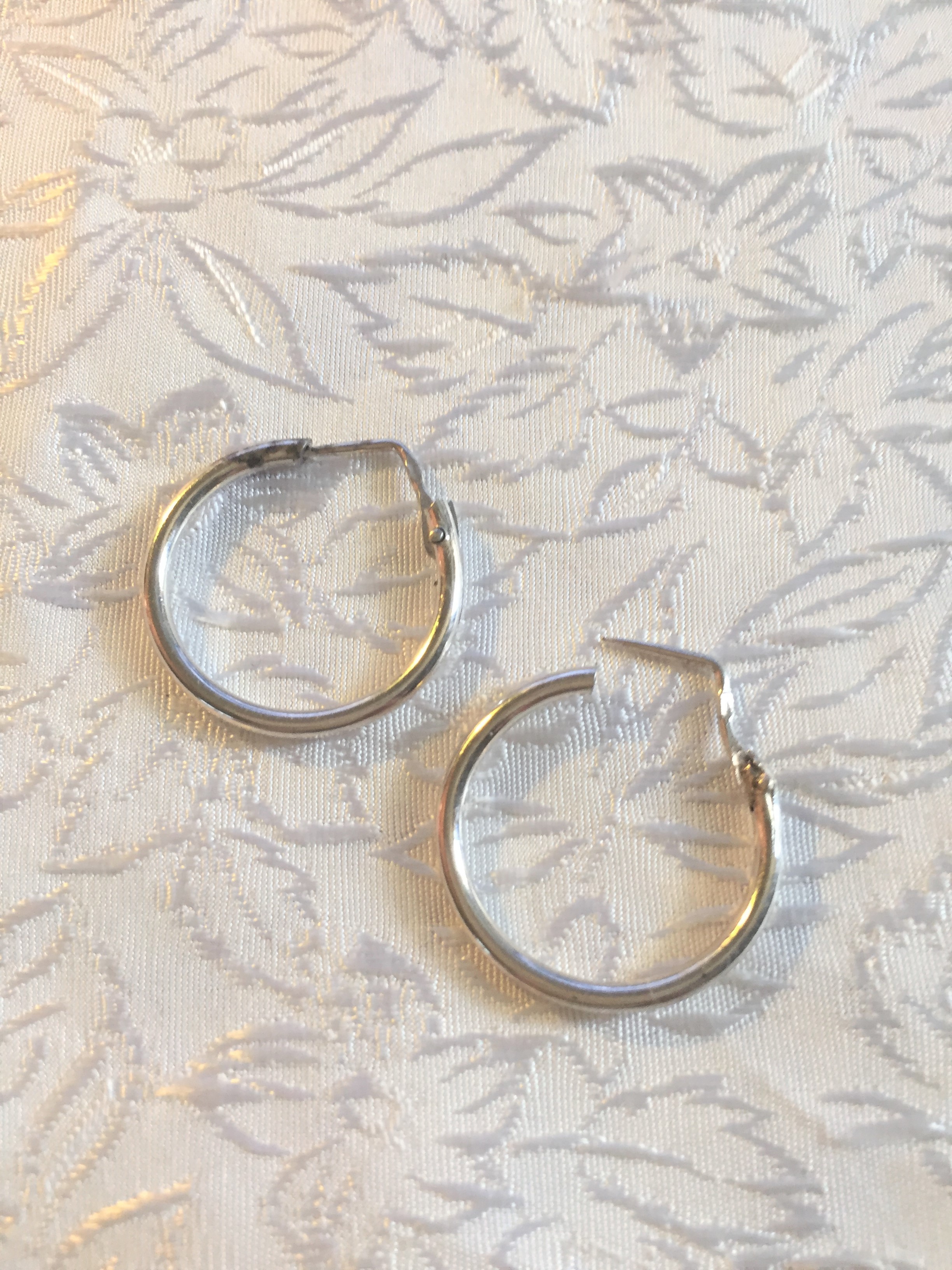 Örhängen i äkta silver.  Stämplade med 925 sterling silver.  Diameter : 20 mm  - 2