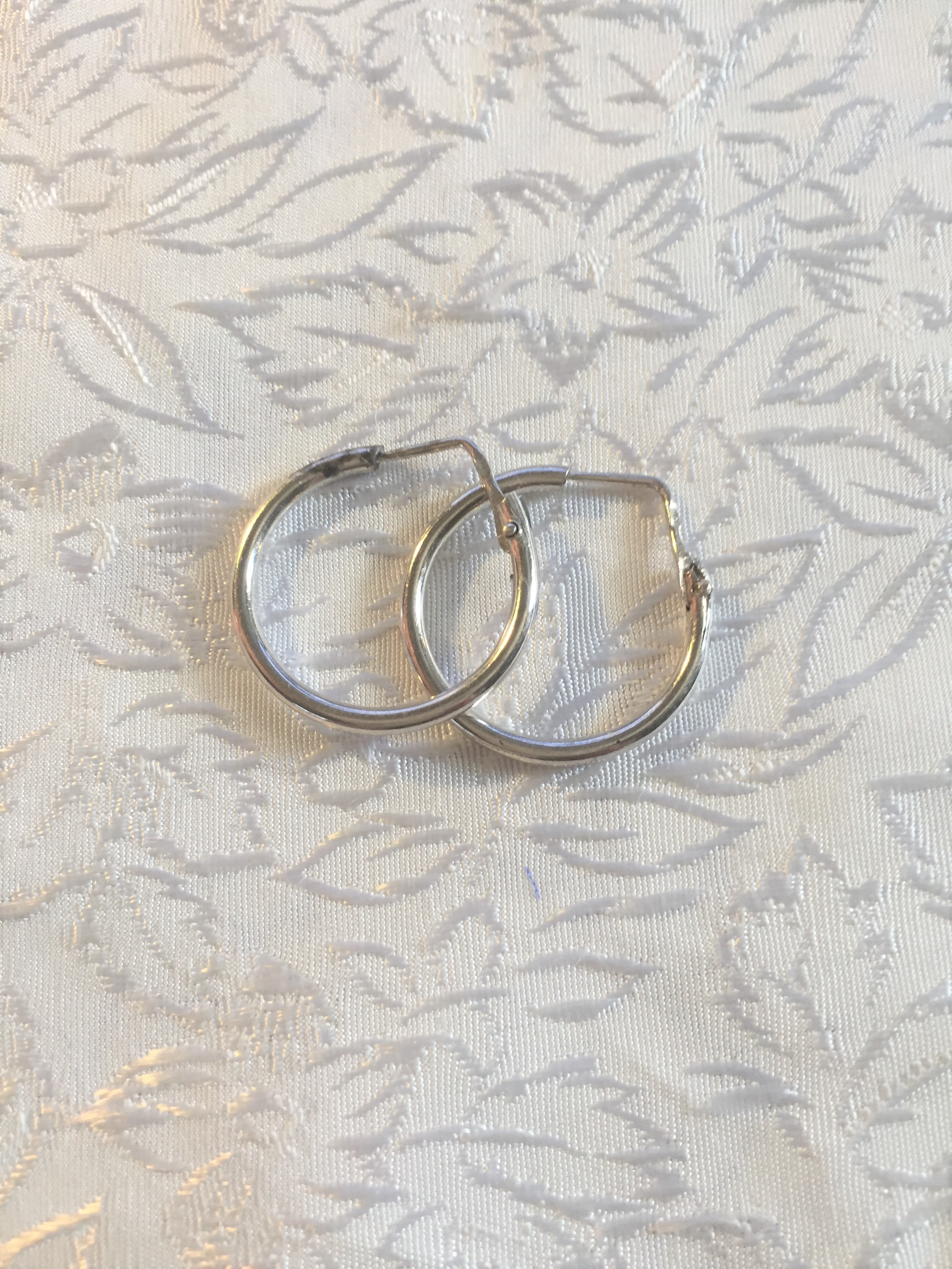 Örhängen i äkta silver.  Stämplade med 925 sterling silver.  Diameter : 20 mm 