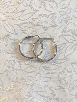 Örhängen i äkta silver.  Stämplade med 925 sterling silver.  Diameter : 20 mm 