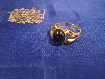 Guldring i 18 karat med ametist.