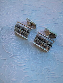 Manschettknappar i äkta silver från-70talet.  Storlek: 20X15mm.Finland.Tydliga stämplar.