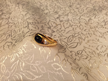 Lordring i 18K guld  med svart onyx och vita safirer.-50tal. Storlek 19