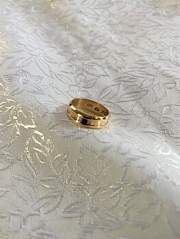 Ring i 18 Karat guld. Mönstrad.Göteborg..1972.St 16. 4,5 gram