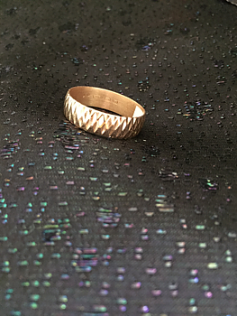 Ring i 18 karat guld med vackert mönster.St 16,5. 1970