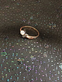 Ring i 18 karat guld med zirconia. St 18. -80talet