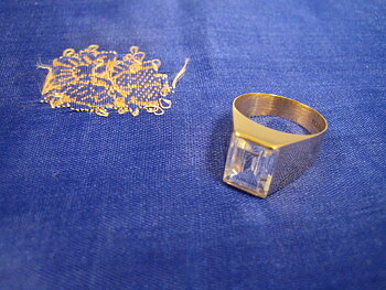 Guldring i 18 karat guld med bergkristall.