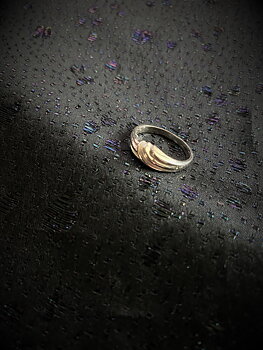 Ring  i äkta silver  Sterling silver.  Tydliga svenska stämplar. Kattfot och S.  Storlek: 17,5 mm   