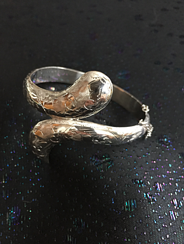 Armring i äkta silver med handgraverat mönster.