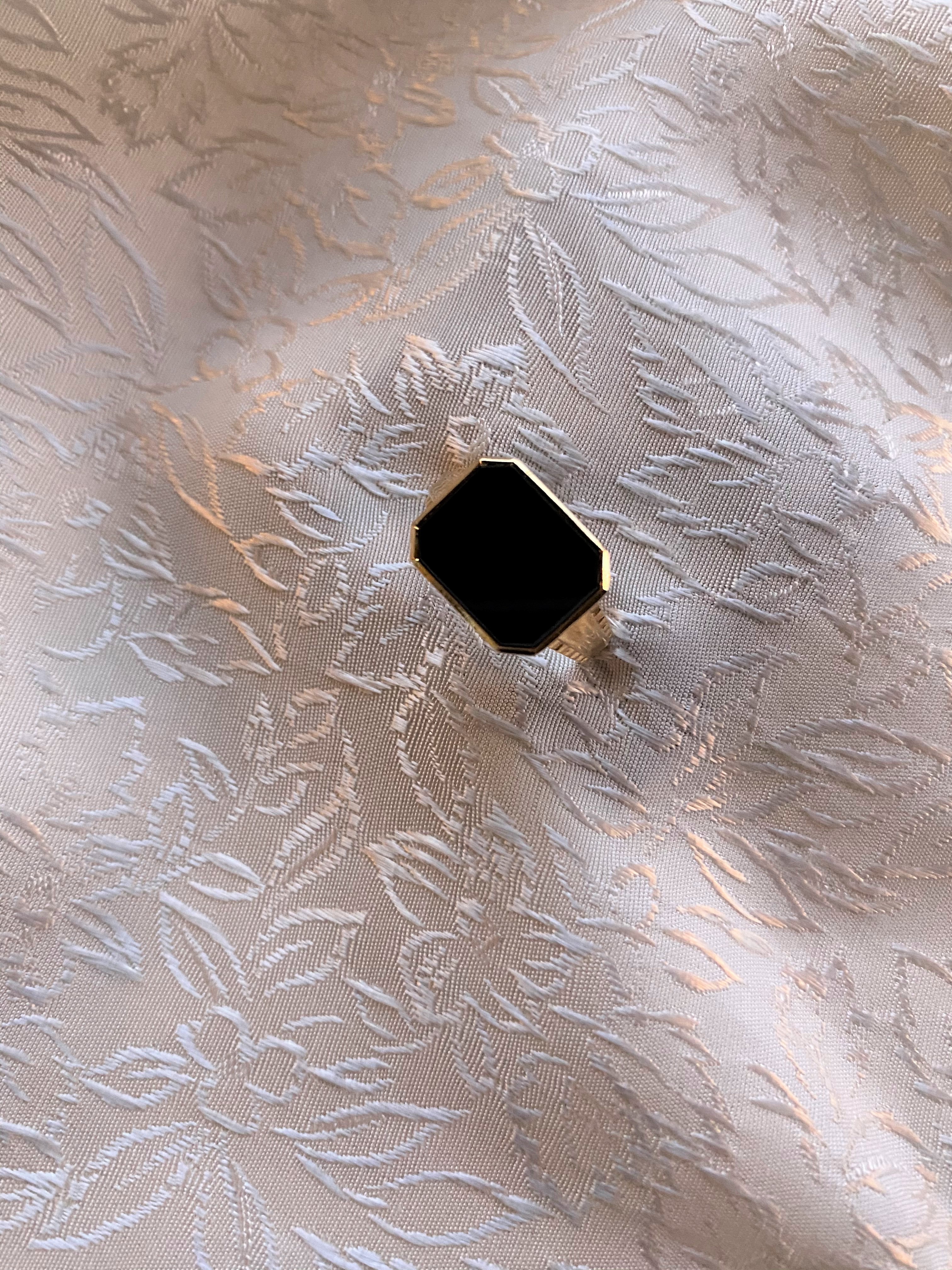 Herr klackring i 18 karat guld med svart onyx..Storlek: 18,5.1956 - 3