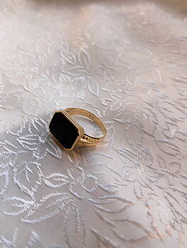 Herr klackring i 18 karat guld med svart onyx..Storlek: 18,5.1956